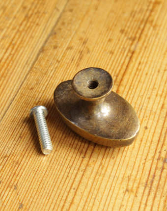 古色真鍮のオーバルノブ H/手にしっくりなじむ形とサイズの真鍮製